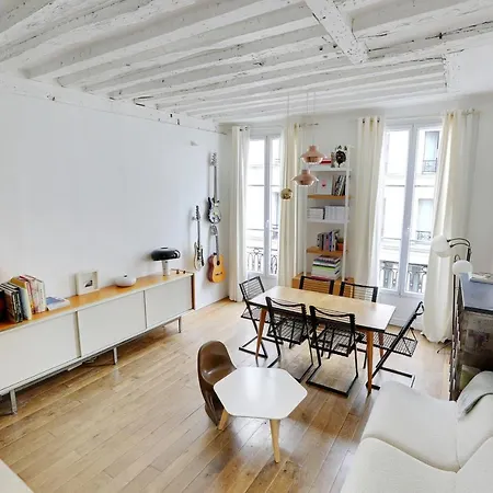 Lovely 2-bedroom In The Heart Of דירה פריז
