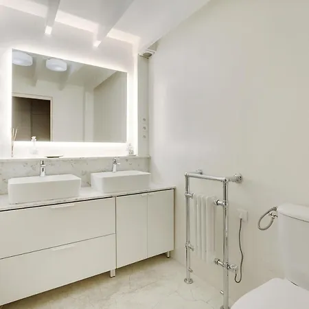 Lovely 2-bedroom In The Heart Of דירה פריז